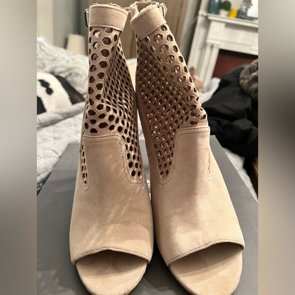 Vince Camuto size 10 - Picture 2 of 4